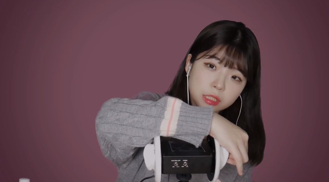 yeonchu棉签清洁耳朵 并轻声细语交谈插图