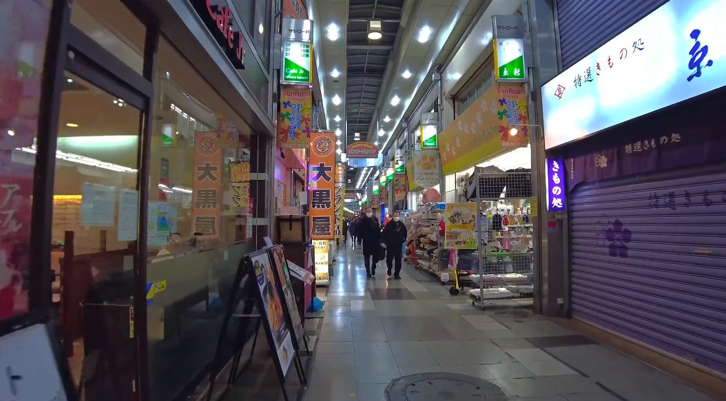 在东京蒲田的夜晚，漫步于秘密酒吧和小巷，体验这座城市独特的夜生活。插图
