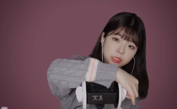 yeonchu棉签清洁耳朵 并轻声细语交谈