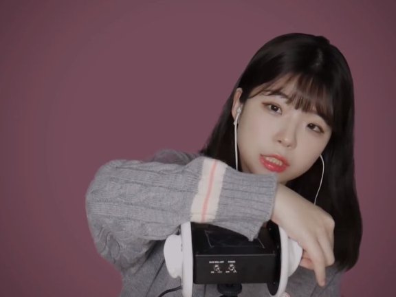 yeonchu棉签清洁耳朵 并轻声细语交谈